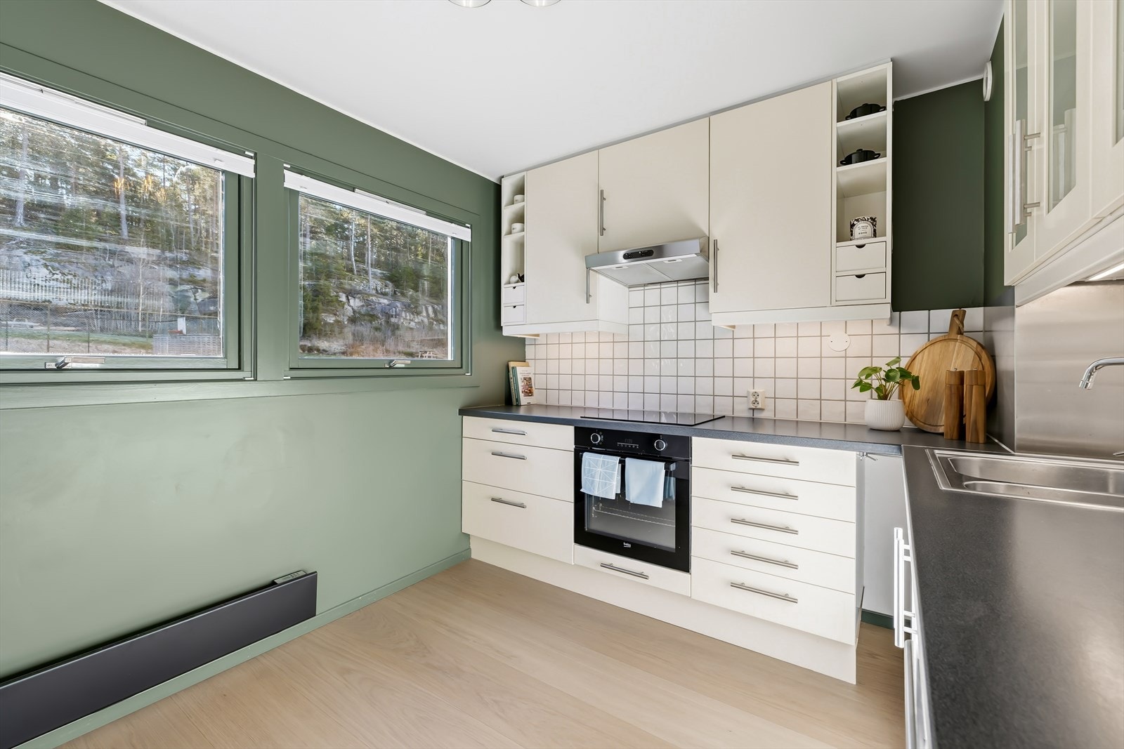Kjøkken har også plass til spisebord dersom dette ønskes. Galleribilde