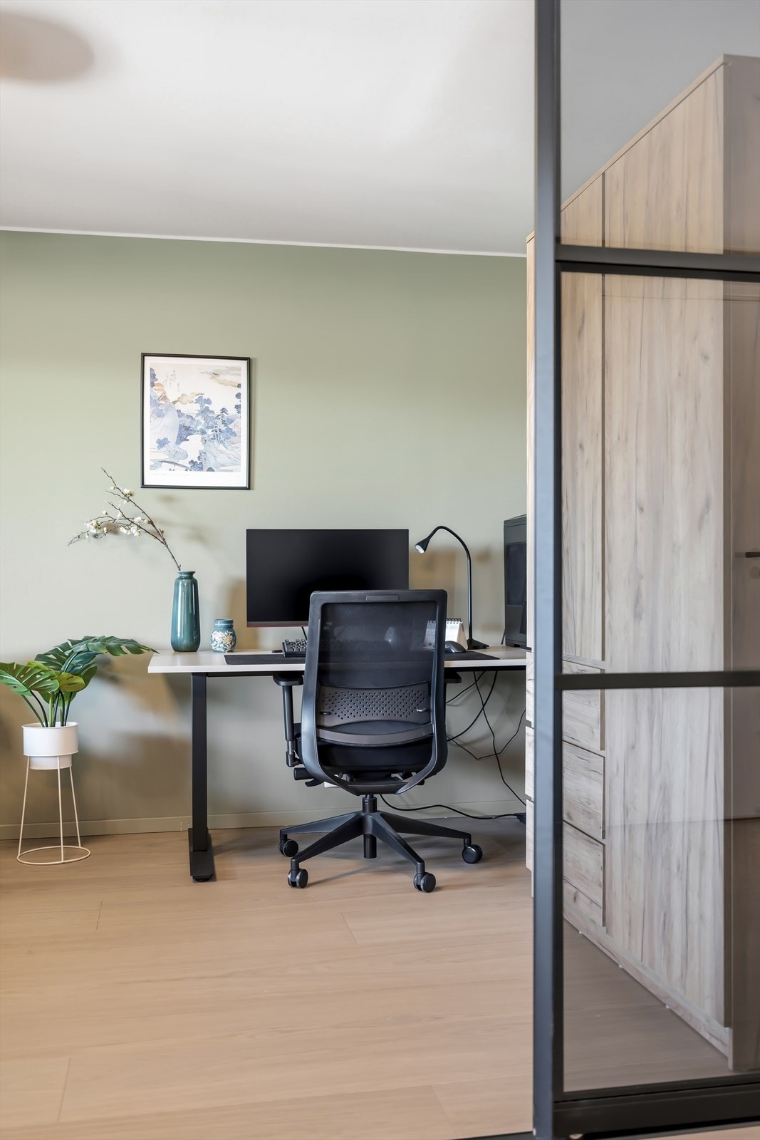 Soverom II benyttes til kontor, og har adkomst fra stuen Galleribilde
