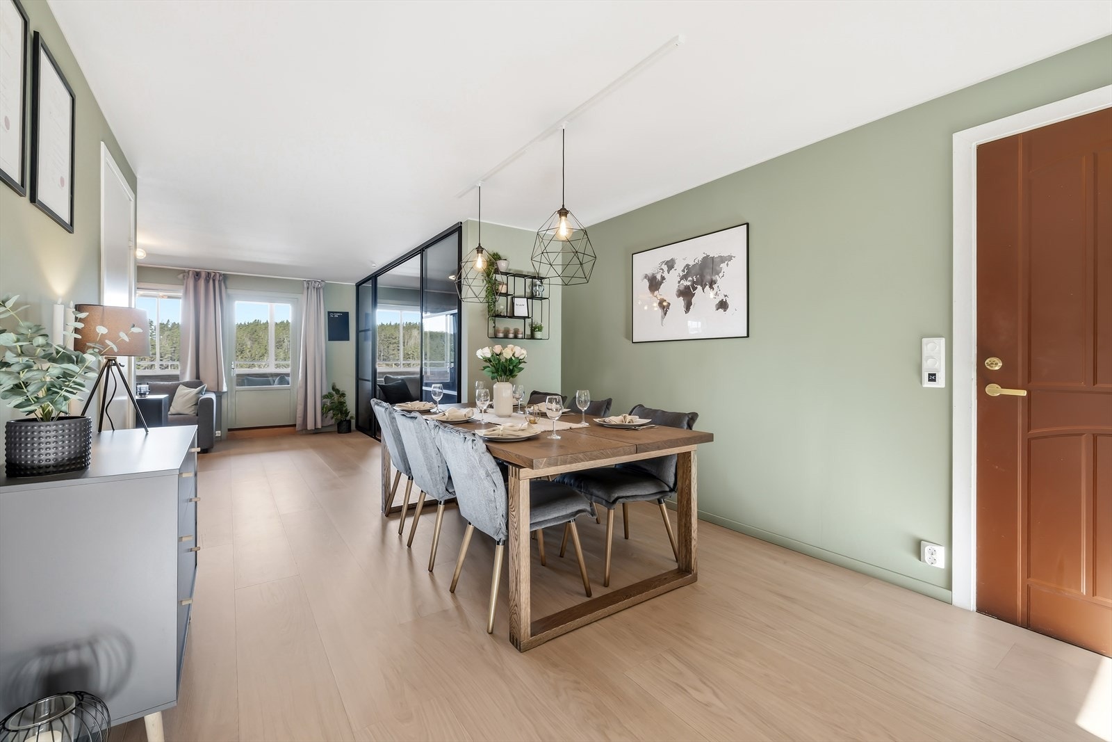 Lysmalt stue med praktisk utforming Galleribilde