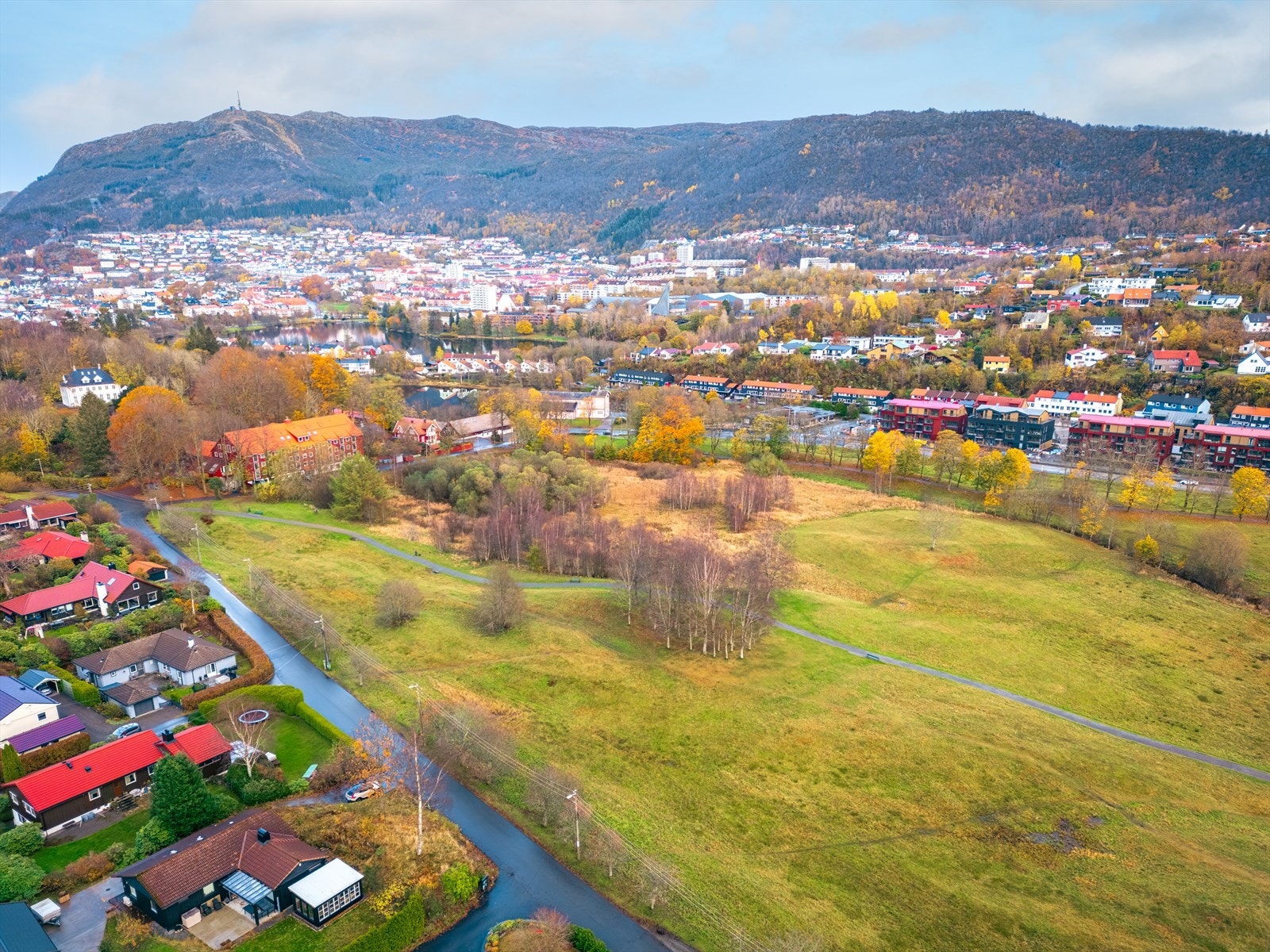 Det er flotte tur- og rekreasjonsområder i nærheten som Storetveitmarken, Gamlehaugen, Løvstakken, Langeskogen og Tveitevannet, samt bademuligheter ved Gamlehaugen om sommeren. Galleribilde