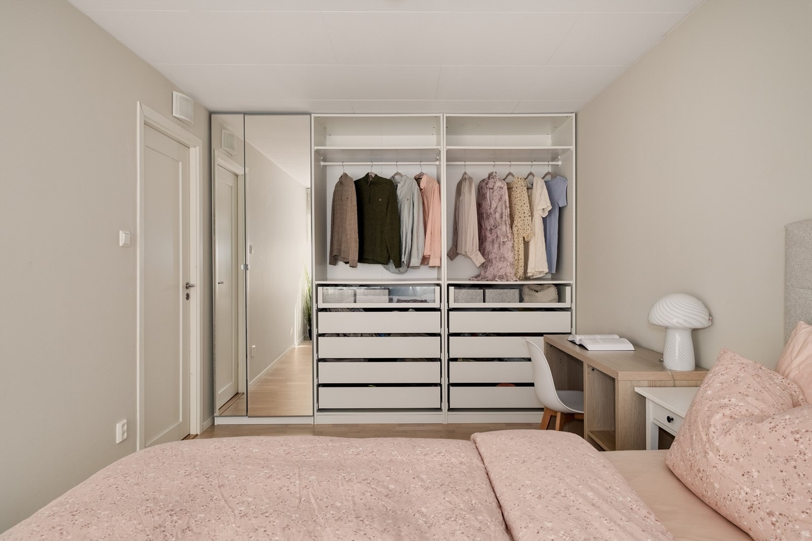 Genial garderobe på hovedsoverommet. Galleribilde
