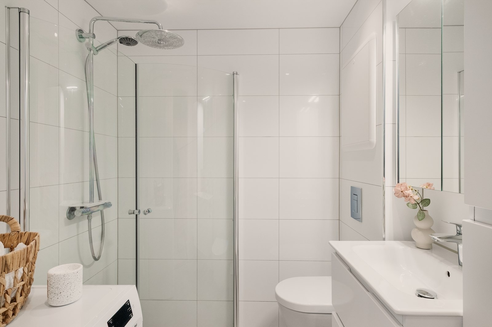 Delikat bad som ble oppgradert i 2020. Her er det varme i gulv, veggmontert toalett, dusj og opplegg for vaskemaskin/tørketrommel. Galleribilde
