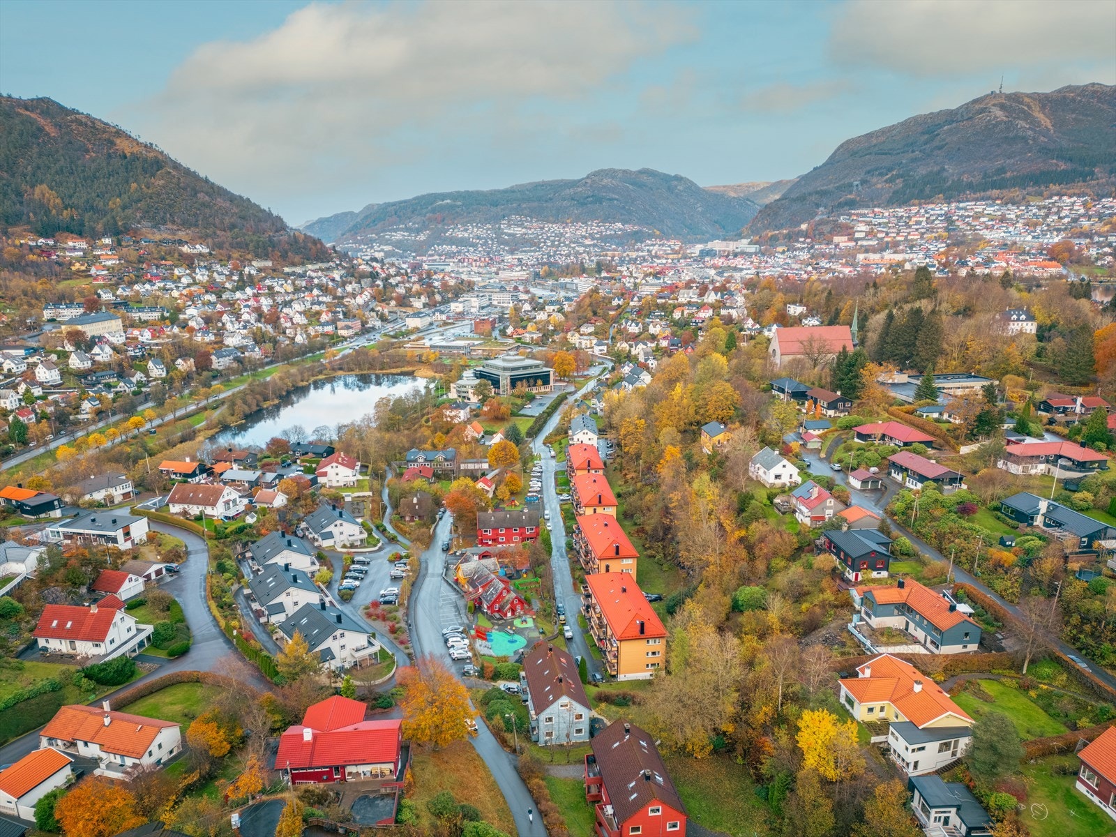 Rolig og fin beliggenhet på Storetveit med gangavstand til bybanestoppet på Kristianborg (linje 2). Galleribilde