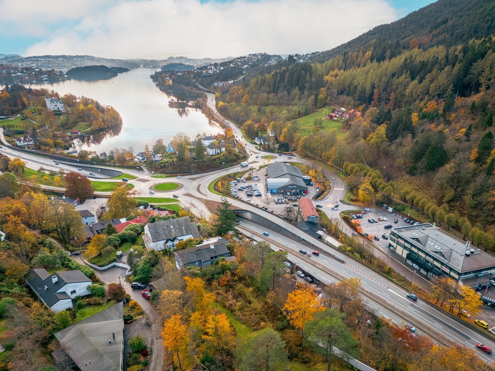 Kort gangavstand til Krambua med bl.a. Rema 1000 og Spar-butikk. Galleribilde