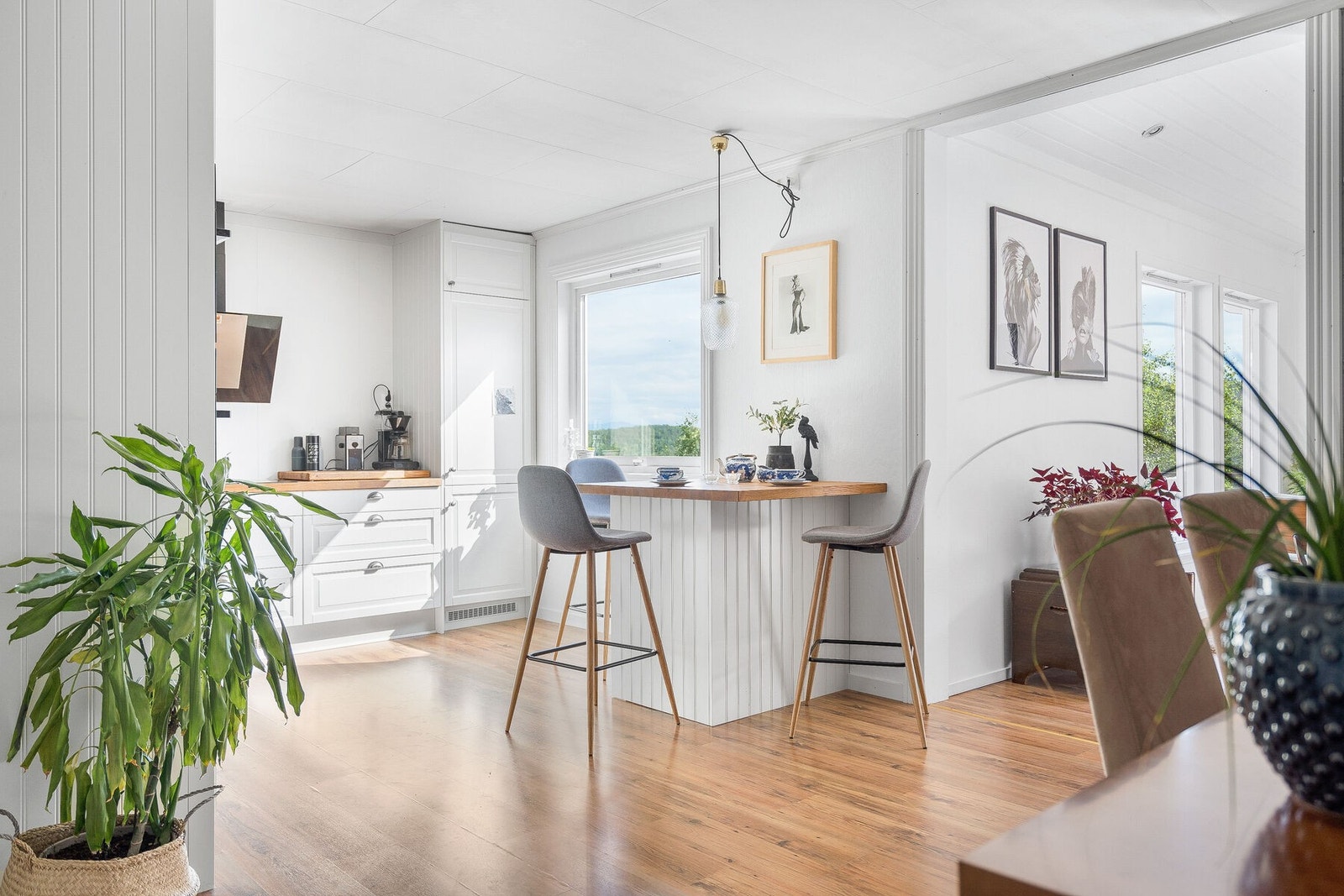 Kjøkkenøyen fungerer som et knutepunkt mellom spisestue og kjøkken. Galleribilde