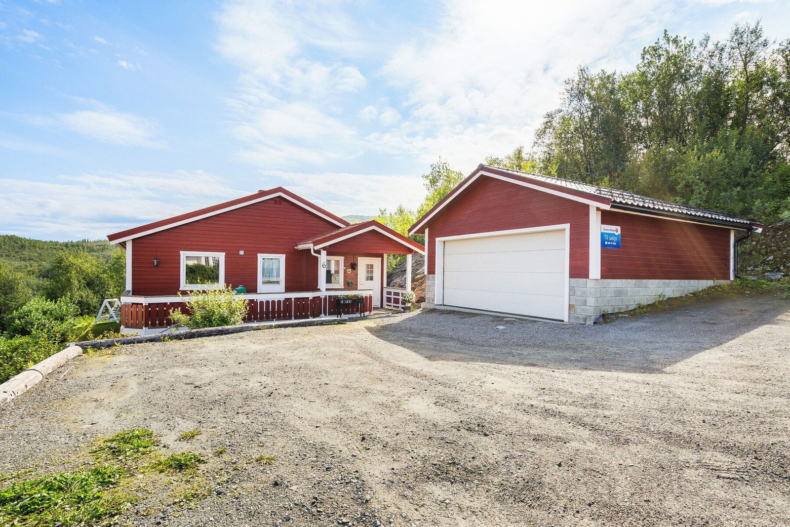 Gode parkeringsmuligheter i garasje og på egen tomt. Galleribilde