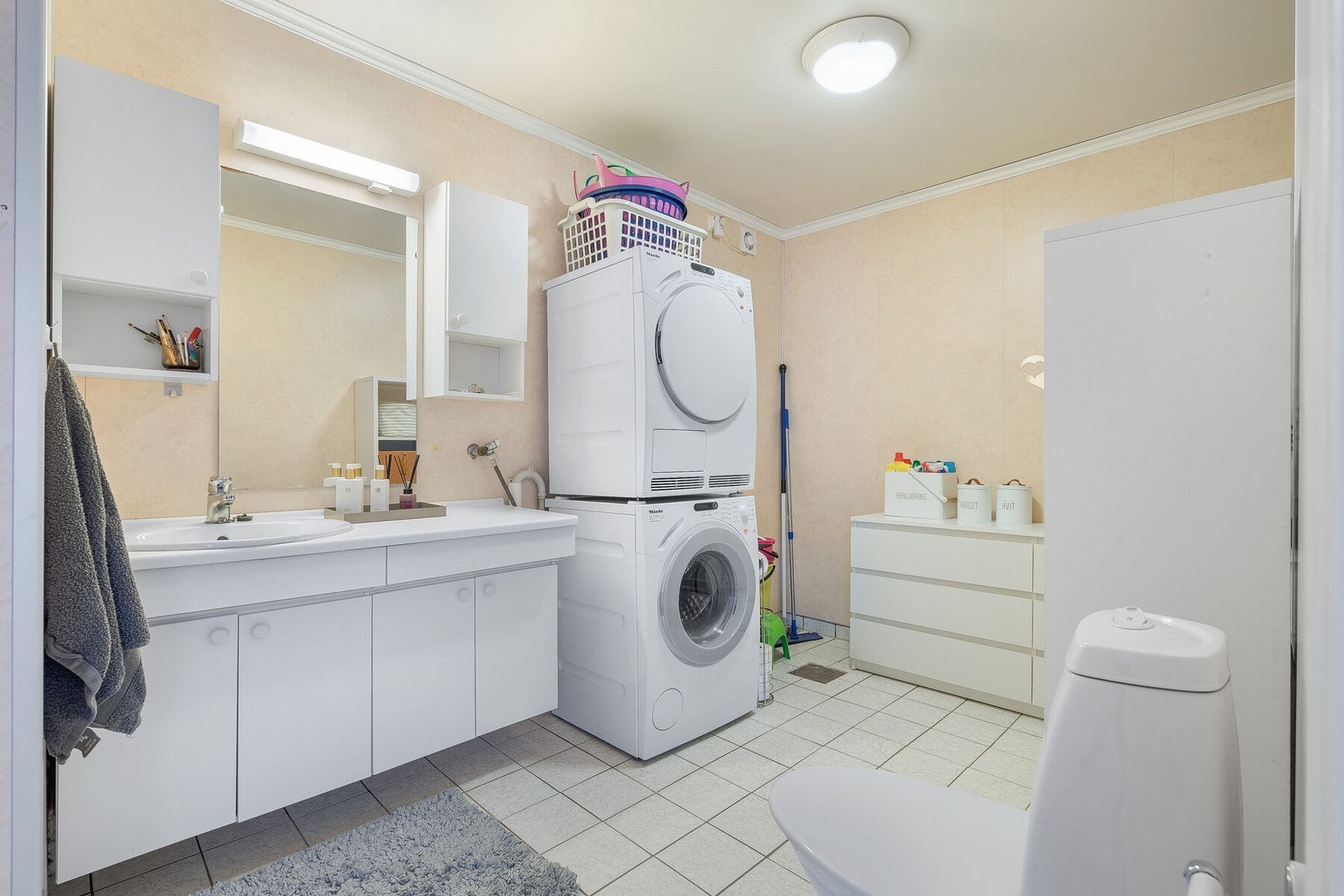Badet har god plass til både vaskemaskin/tørketrommel og litt lagring Galleribilde