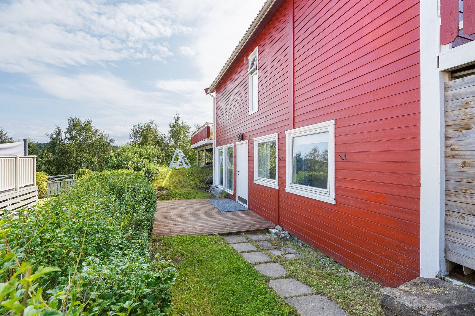 Inngangen til utleiedelen er på nedsiden av huset Galleribilde