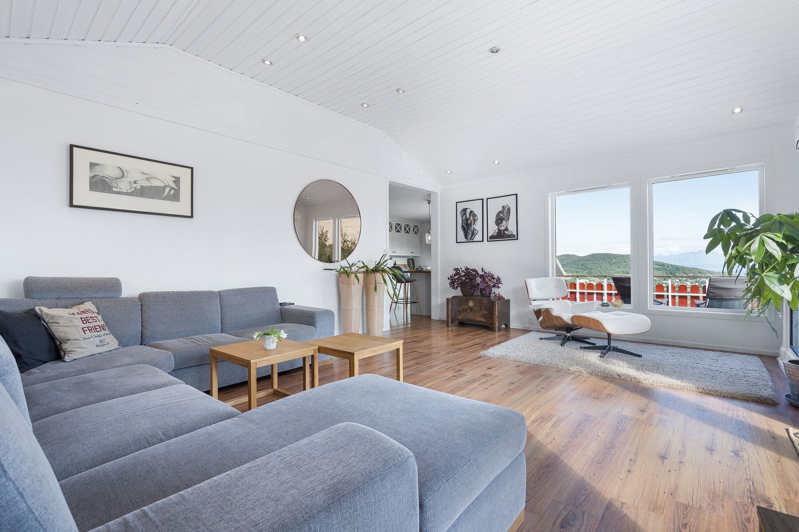 Stue med store vindusflater gir godt med naturlig lysinnslipp. Galleribilde