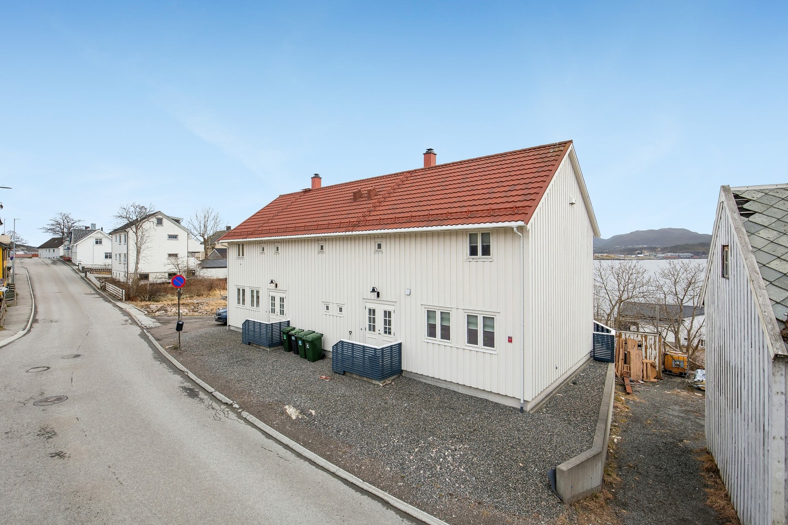 Lekker halvpart av tomannsbolig med garasje, flott utsikt og meget gode sol- og lysforhold Galleribilde
