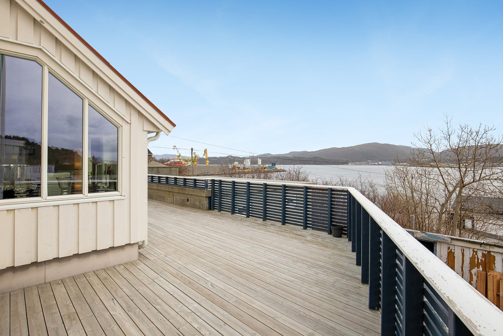 Fra stue er det utgang til sydvendt og solrik terrasse med flott utsikt utover Bolgsvaet og mot Frei Galleribilde