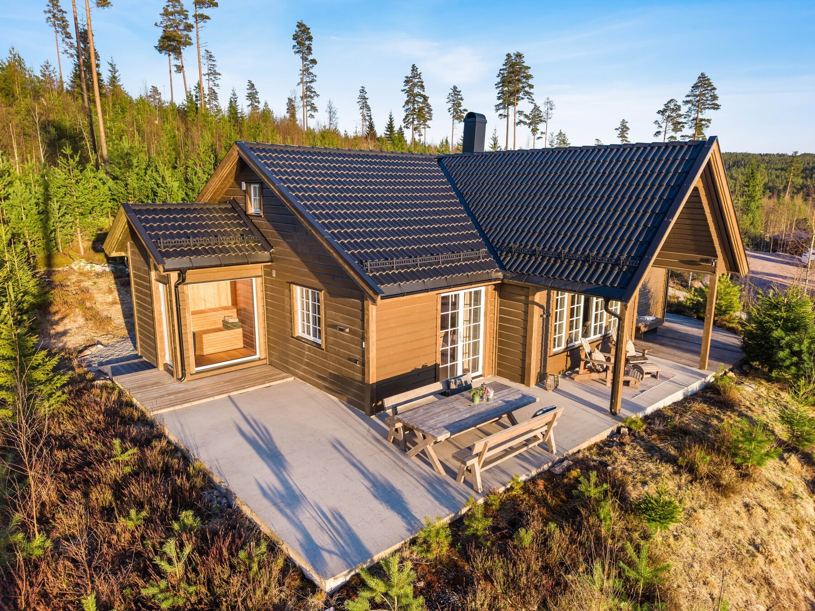 Terrassen har god plass til flere sittegrupper, spisebord og solsenger, og fungerer som en naturlig forlengelse av oppholdsrommene inne. Galleribilde