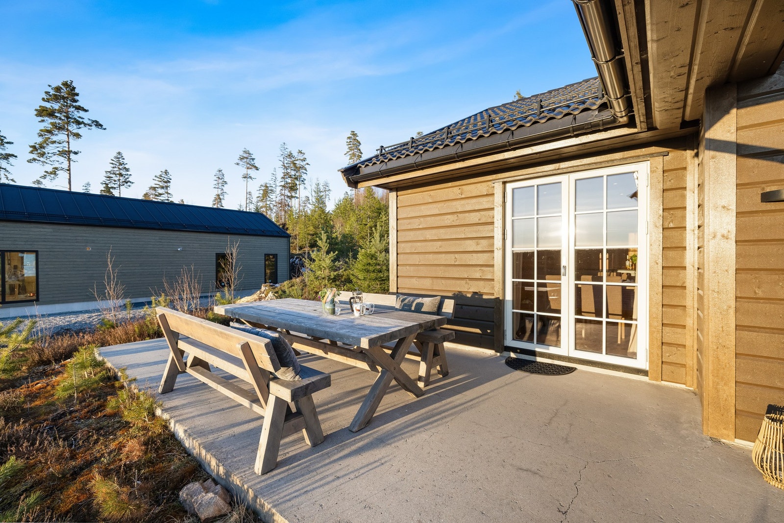 Hytta er omkranset av en romslig og solrik terrasse på hele ca. 72 m², som gir rikelig med plass til både avslapning og sosiale sammenkomster. Galleribilde