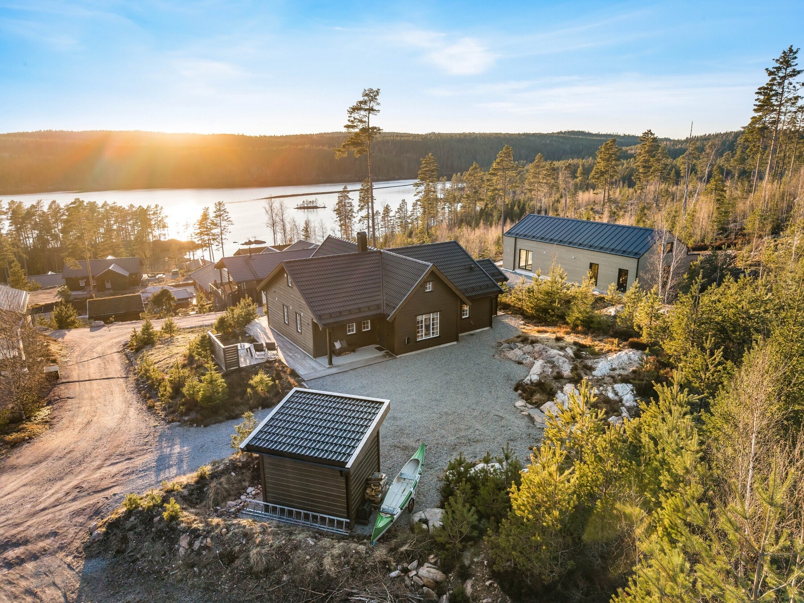 Eiendommen ligger i rolige og naturskjønne omgivelser i Rømskog, et område kjent for vakker natur, stillhet og gode rekreasjonsmuligheter året rundt. Galleribilde