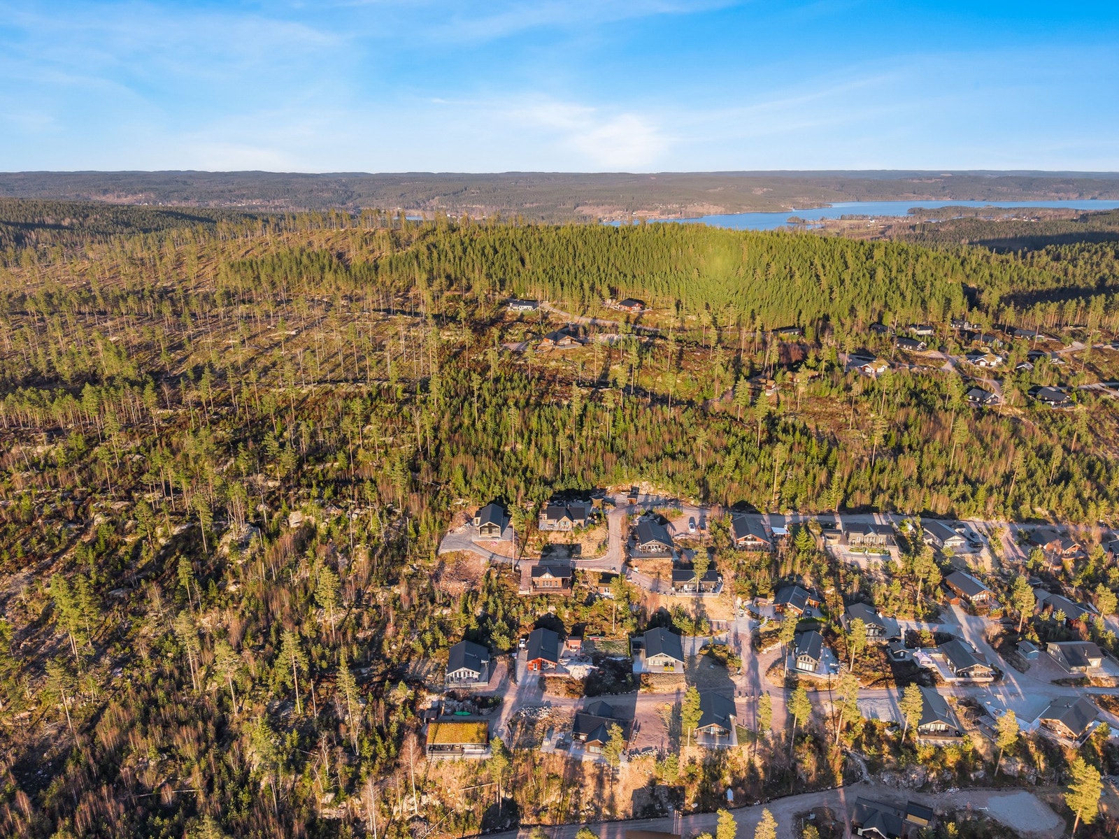 Det er kort vei til flere bade- og fiskevann, hvor spesielt Vortungen og øvrige vann i området gir fine muligheter for både morgenbad og late sommerdager ved vannkanten. Galleribilde