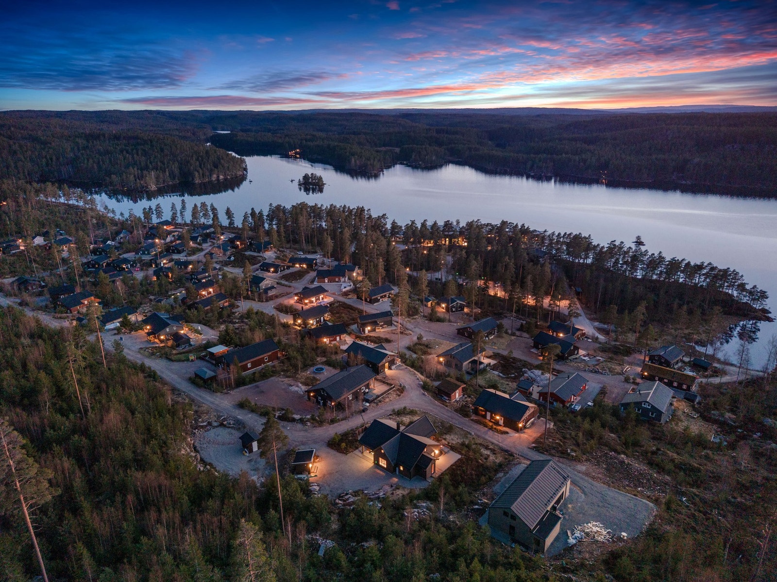 Hytta ligger fint til på en naturtomt med opparbeidet gårdsplass og flere hyggelige sitteplasser. Galleribilde