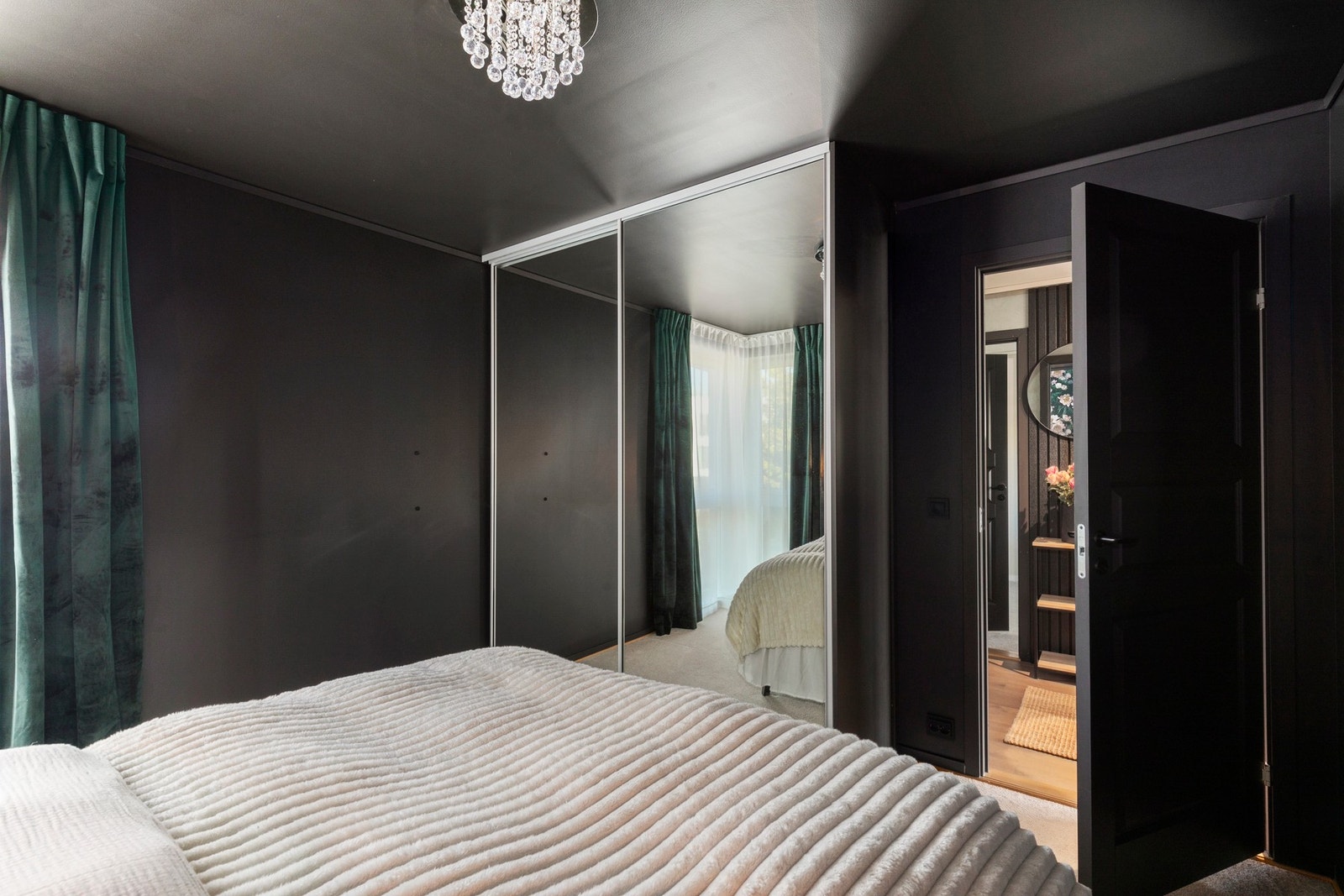 Begge soverom har plass til skyvedørsgarderobe. Galleribilde