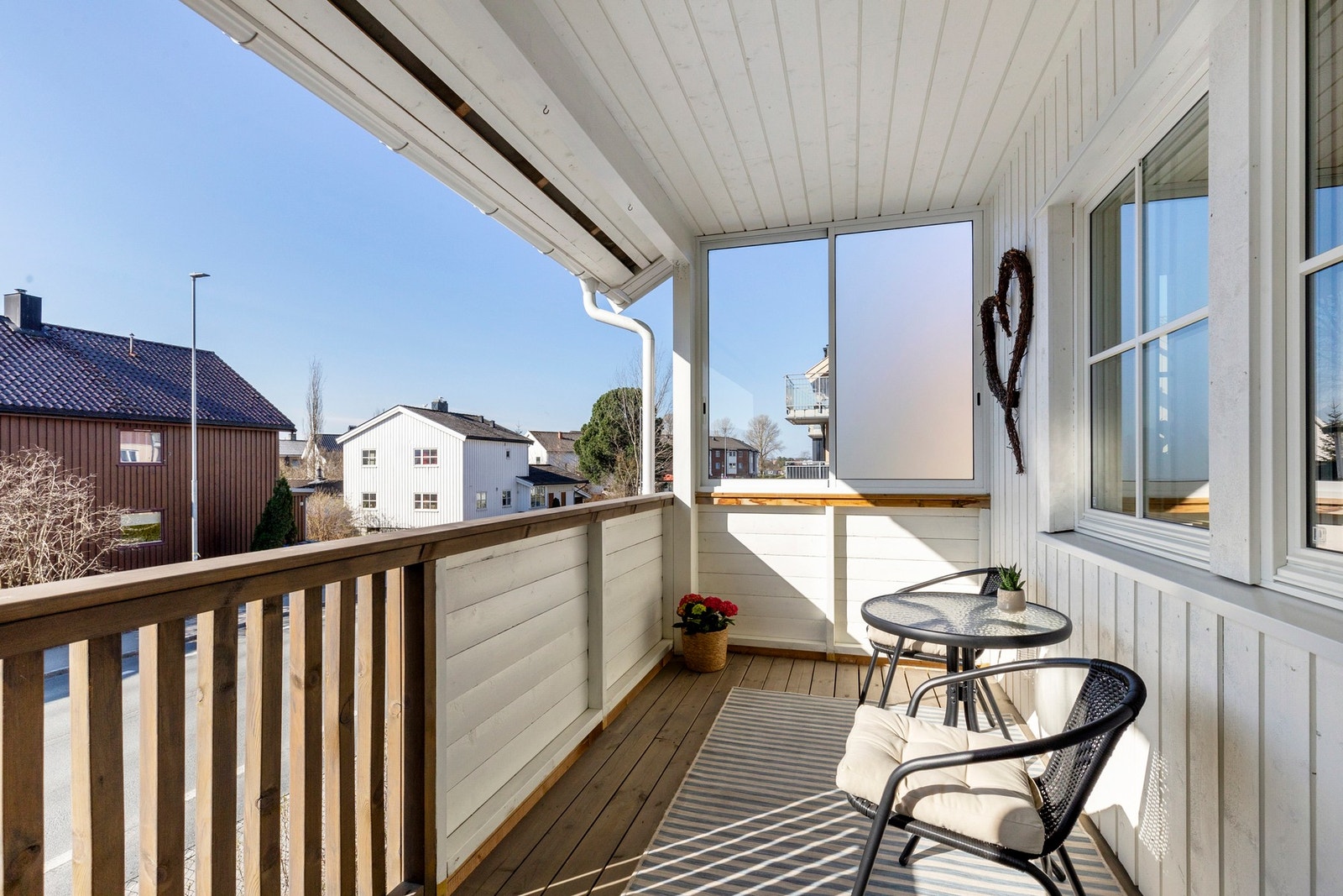 Sørvendt veranda med veldig gode solforhold. Galleribilde