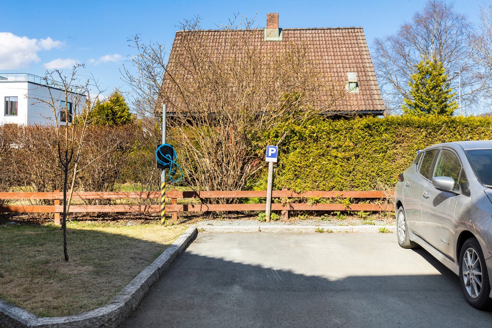 Det er innstallert elbillader på parkeringplass. Galleribilde