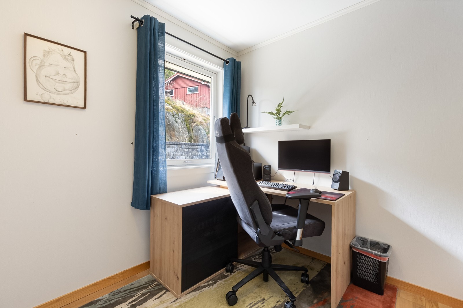 Det ene soverommet i hovedetasjen er i dag brukt som kontor. Galleribilde