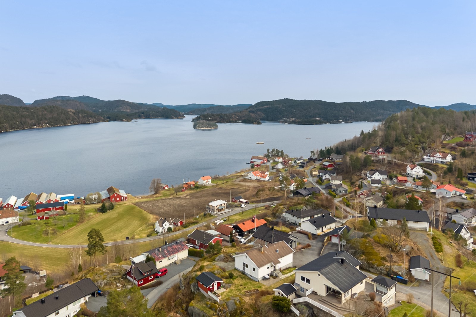 Boligen ligger lekkert til med nydelig utsikt ut over Sørfjorden! Galleribilde