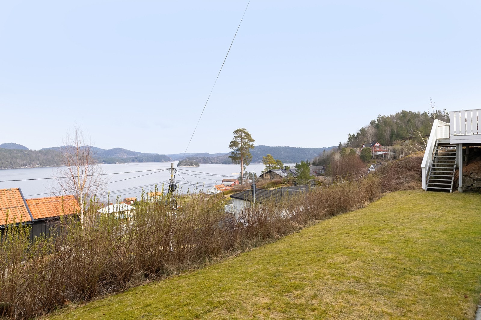 Fra plen foran bolig går det trapp opp til veranda. Galleribilde