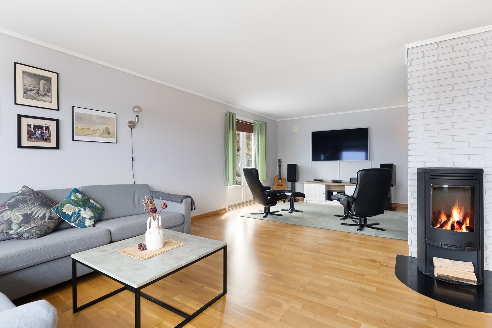 TV-stue innerst i stue. Lekker peis smart plassert for optimal funksjon på de kaldeste dagene. Galleribilde