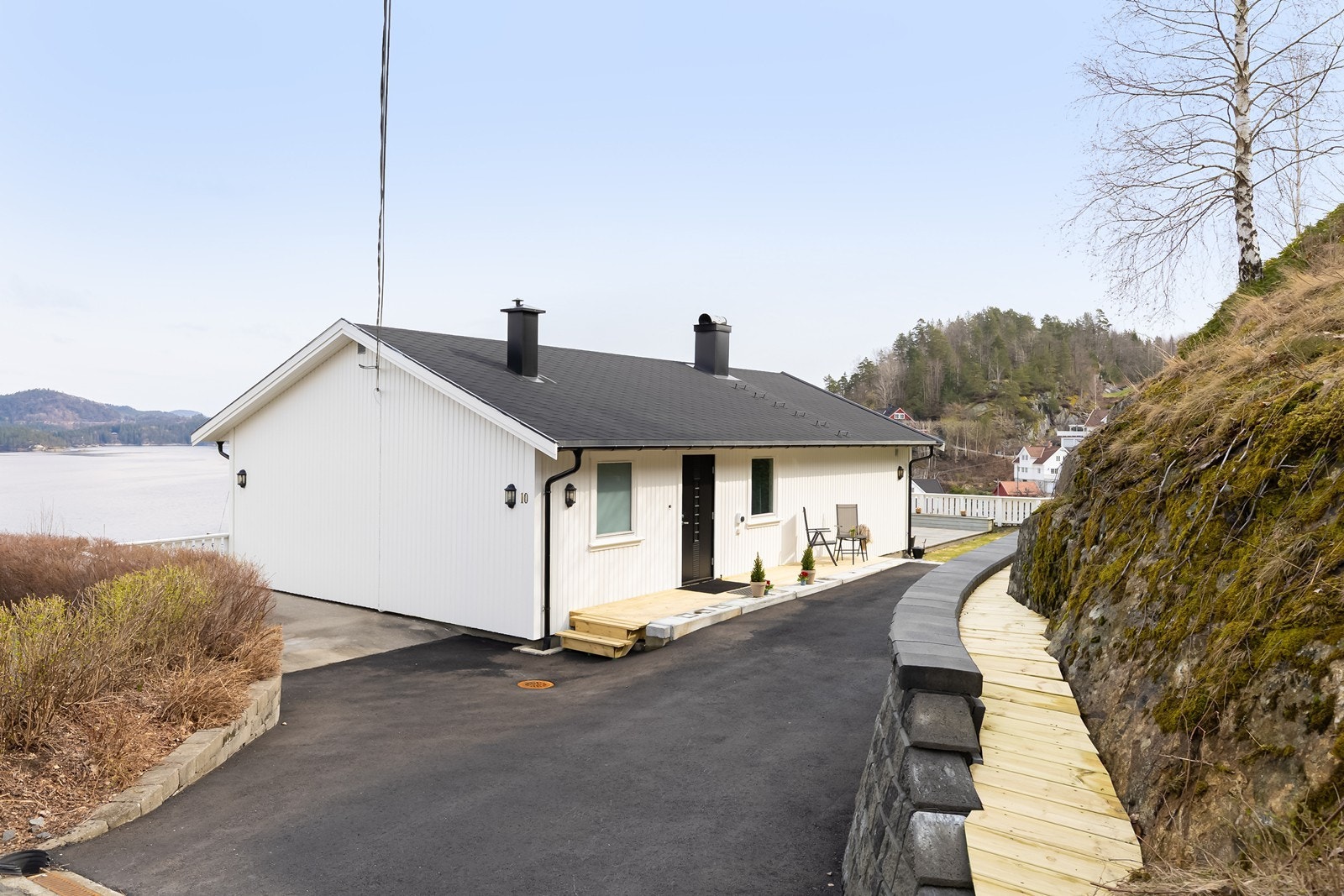 Boligen er godt vedlikeholdt, og har nylig oppgradert innkjørselen/tunet betraktelig. Galleribilde