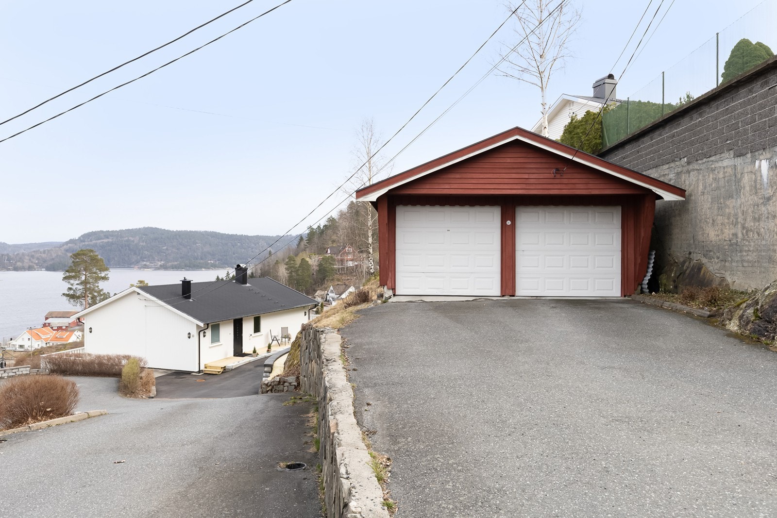 Tomten deler en garasje sammen med nærmeste nabo. Garasjen er delt i to innvendig, og man disponerer halve. Galleribilde