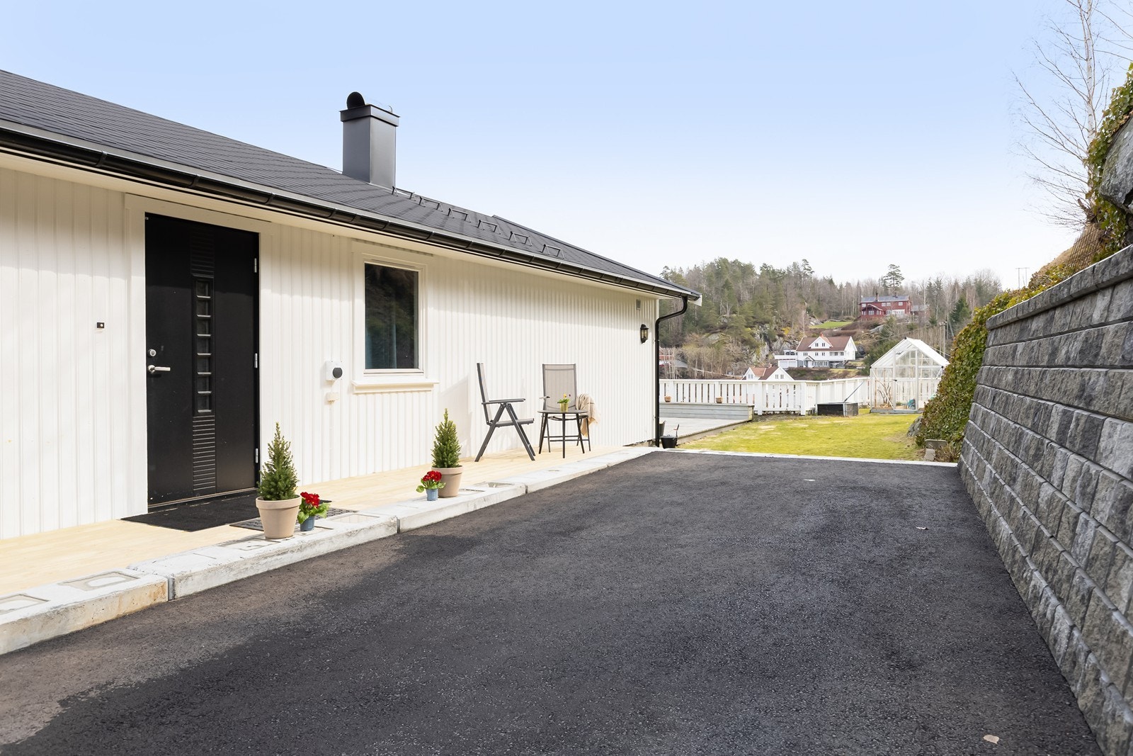 Det er installert elbil-lader rett i husveggen. Galleribilde