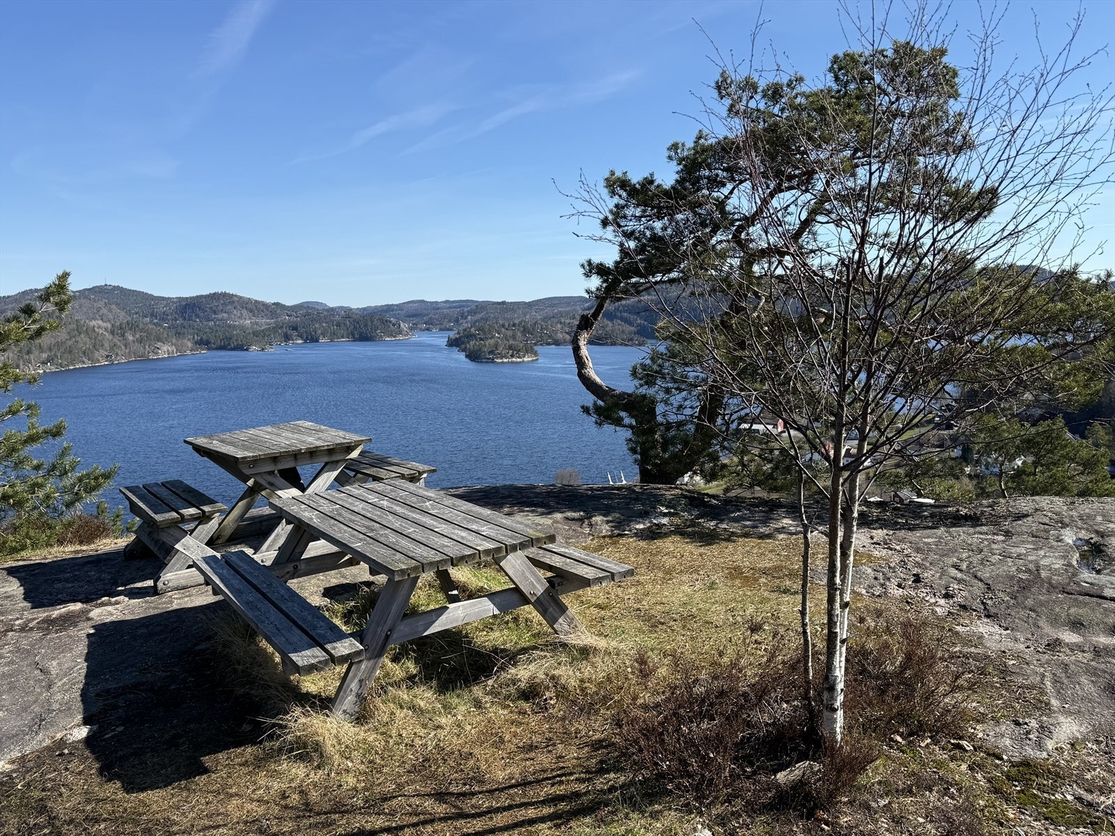 Knatten ligger i kort avstand fra boligen. For unge og eldre. Her kan man nyte morgenkaffen fra en termos, eller kose seg med grilling i bålpanne. Galleribilde