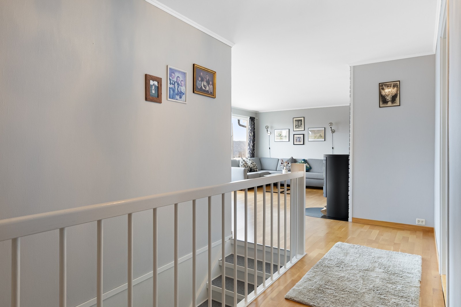 Innbydende gang med tilgang til to soverom og bad i hovedetasje. Galleribilde