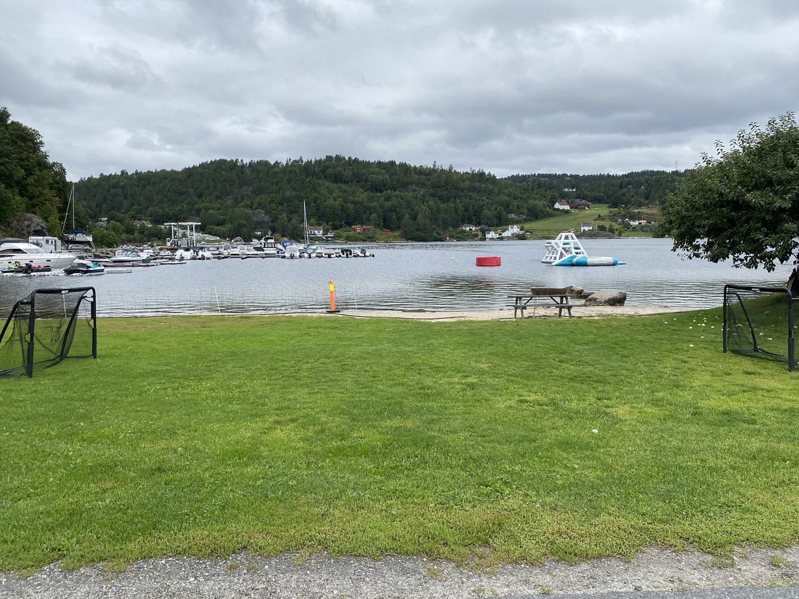 På Moen camping er det flotte muligheter for å bade om sommeren. Galleribilde