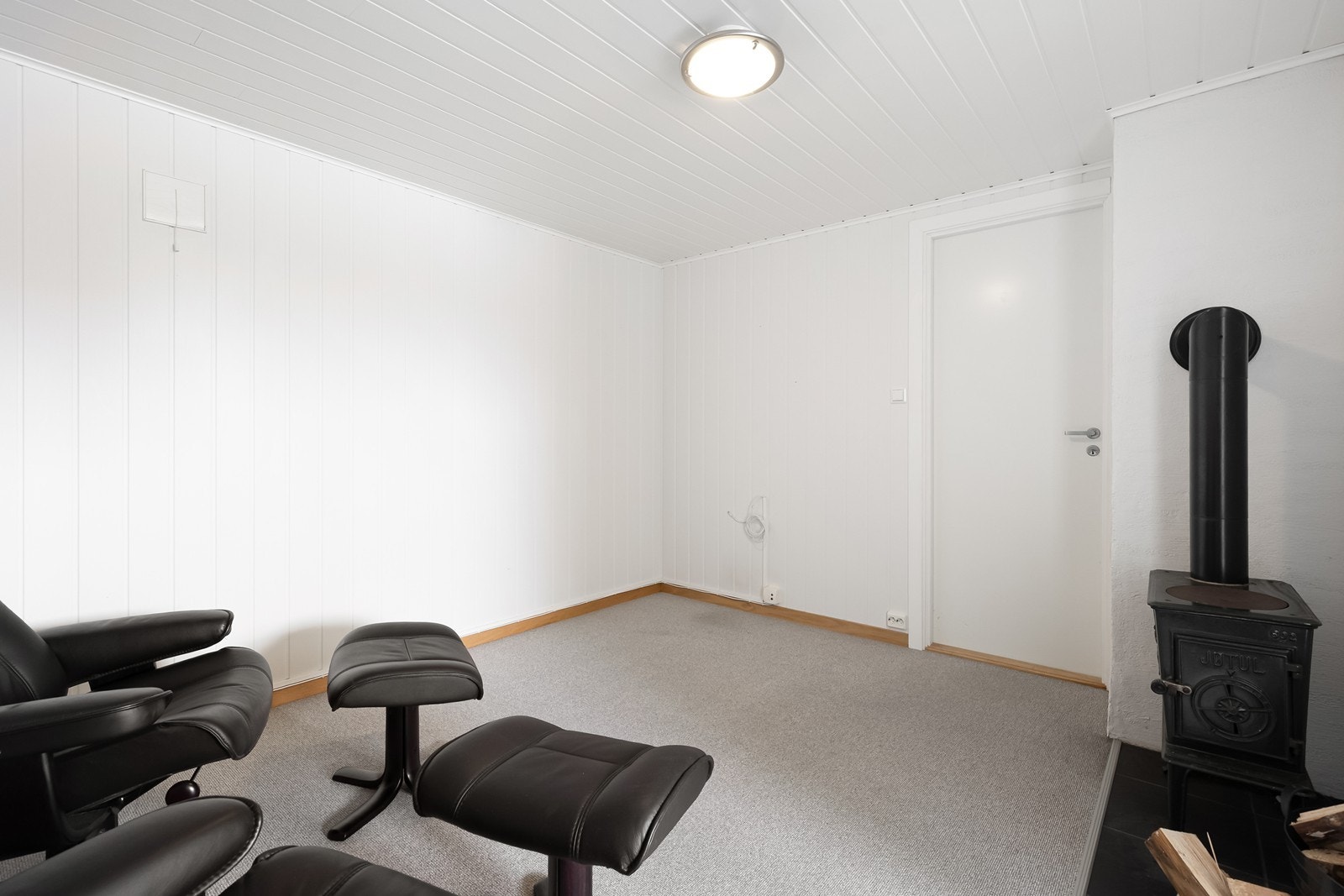 Rom i underetasjen i dag brukt som kjellerstue. Dette rommet er ikke søkt bruksendring for varig opphold. Galleribilde