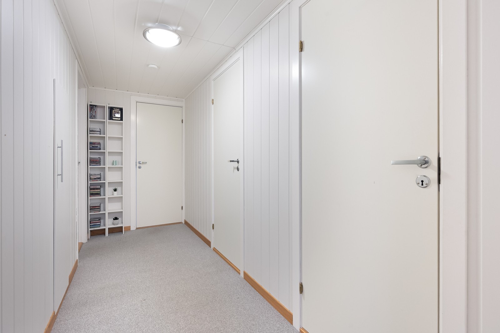 Gang med tilgang til boder, kjellerstue og soverom. Galleribilde