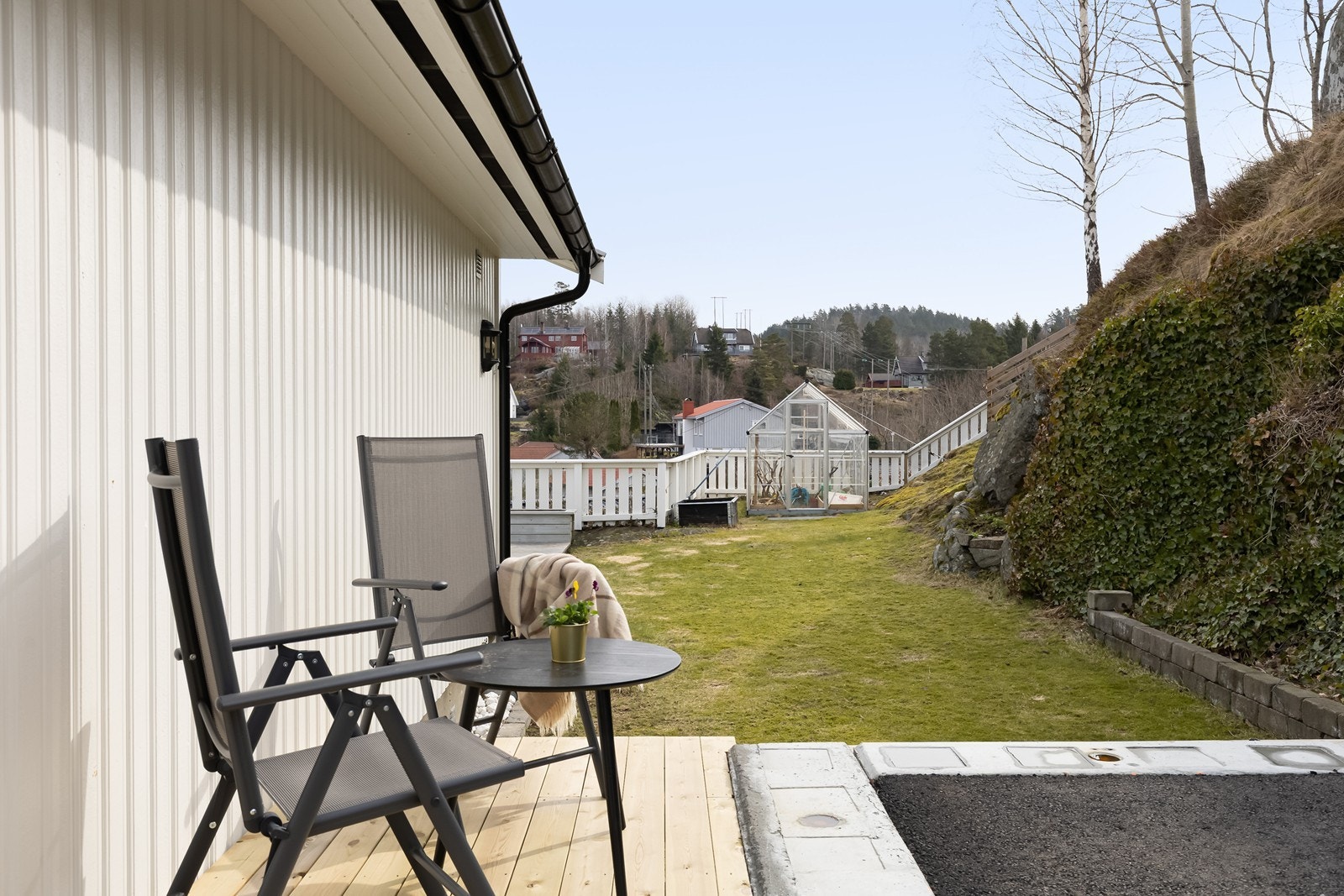 Platting foran boligen byr på flere uteområder. Flytt deg etter solen hele dagen. Galleribilde