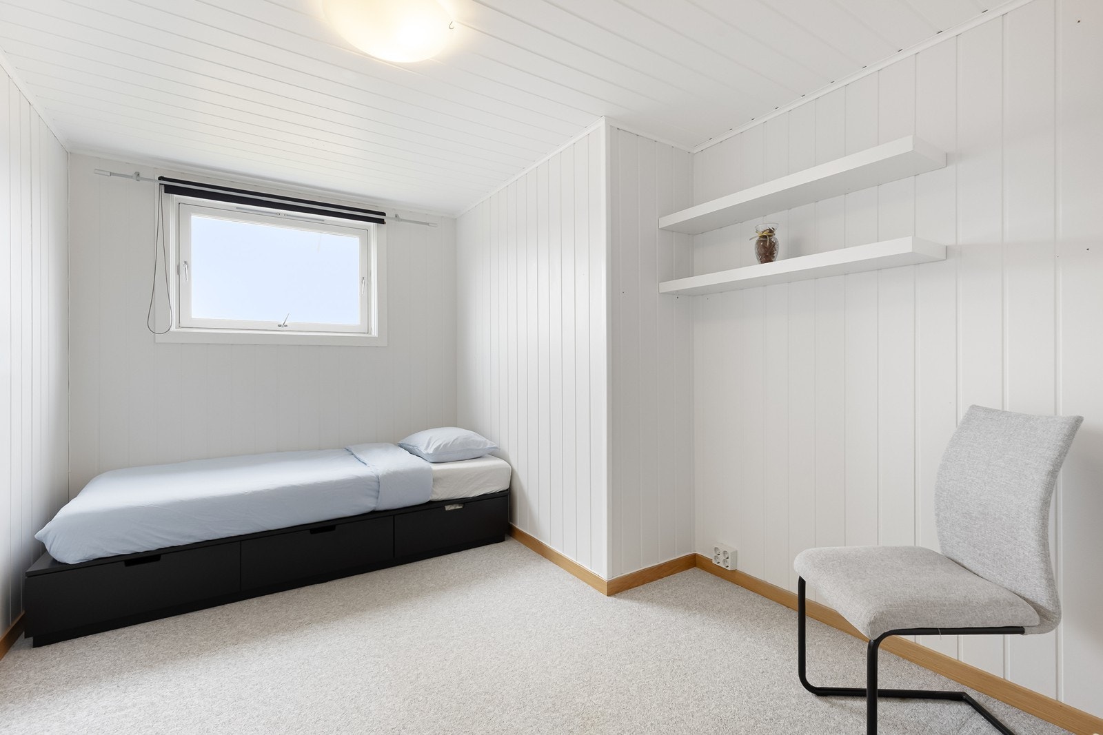 Rom i underetasje med god plass til tilleggsmøblement. Dette rommet er på originale tegninger "sportsrom", og ikke omsøkt hos kommunen for varig opphold. Det beskriver bare dagens bruk som soverom. Galleribilde