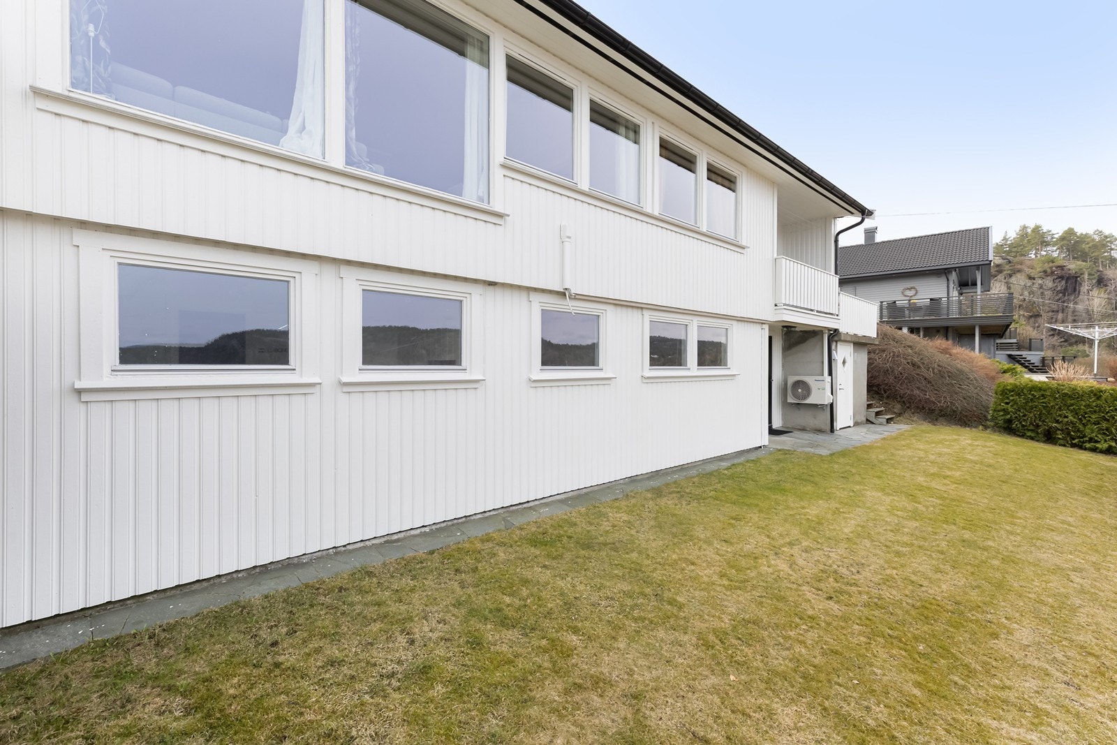Flott plen foran bolig. Galleribilde