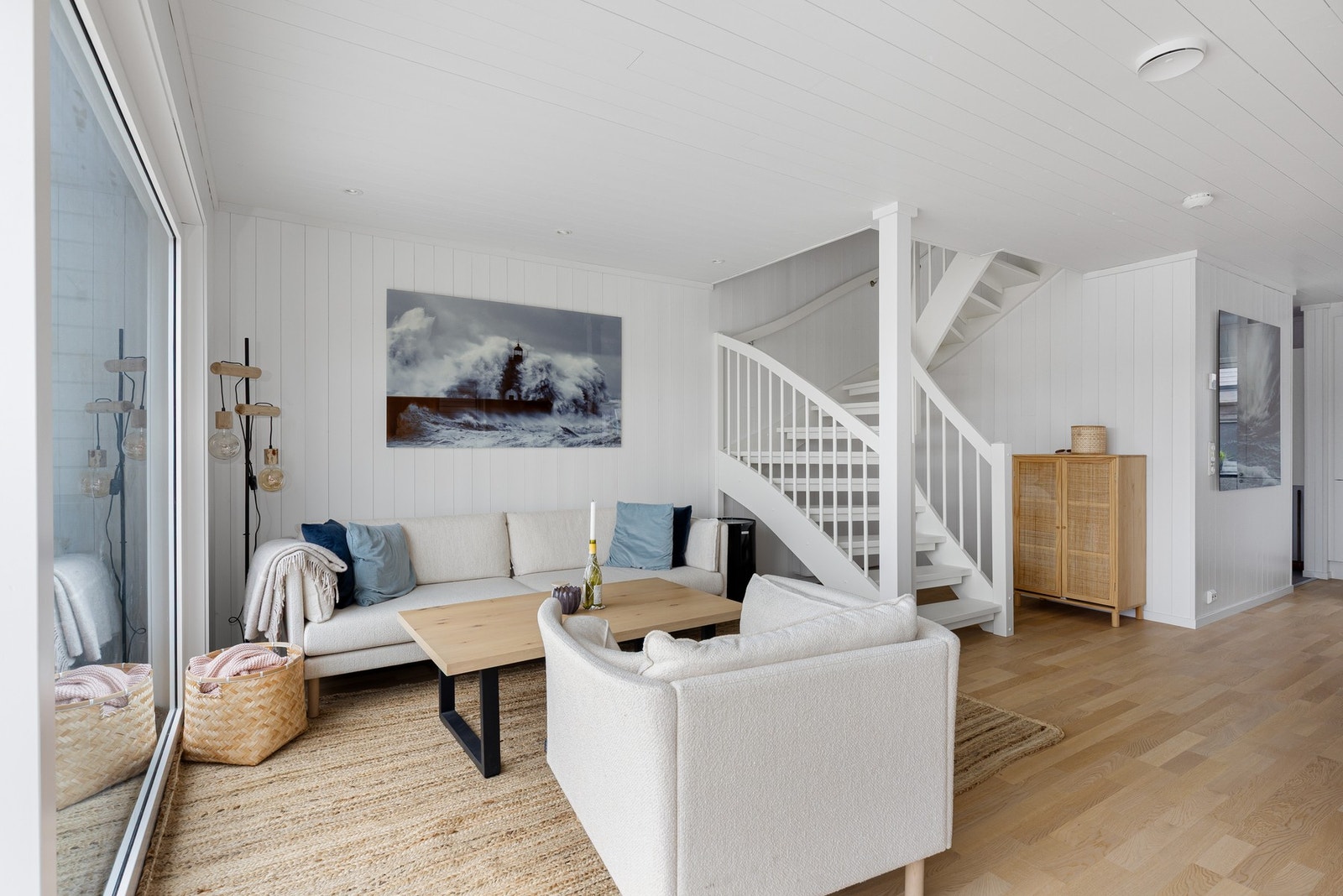 Overflatene består av parkettgulv og lyse, malte panelvegger som gir et moderne og helhetlig uttrykk. Galleribilde