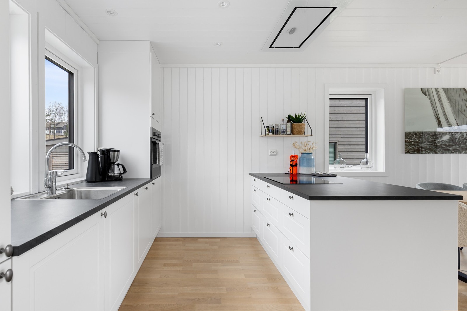 Innredningen har stilrene profilfronter og laminert benkeplate med nedfelt vask. Galleribilde