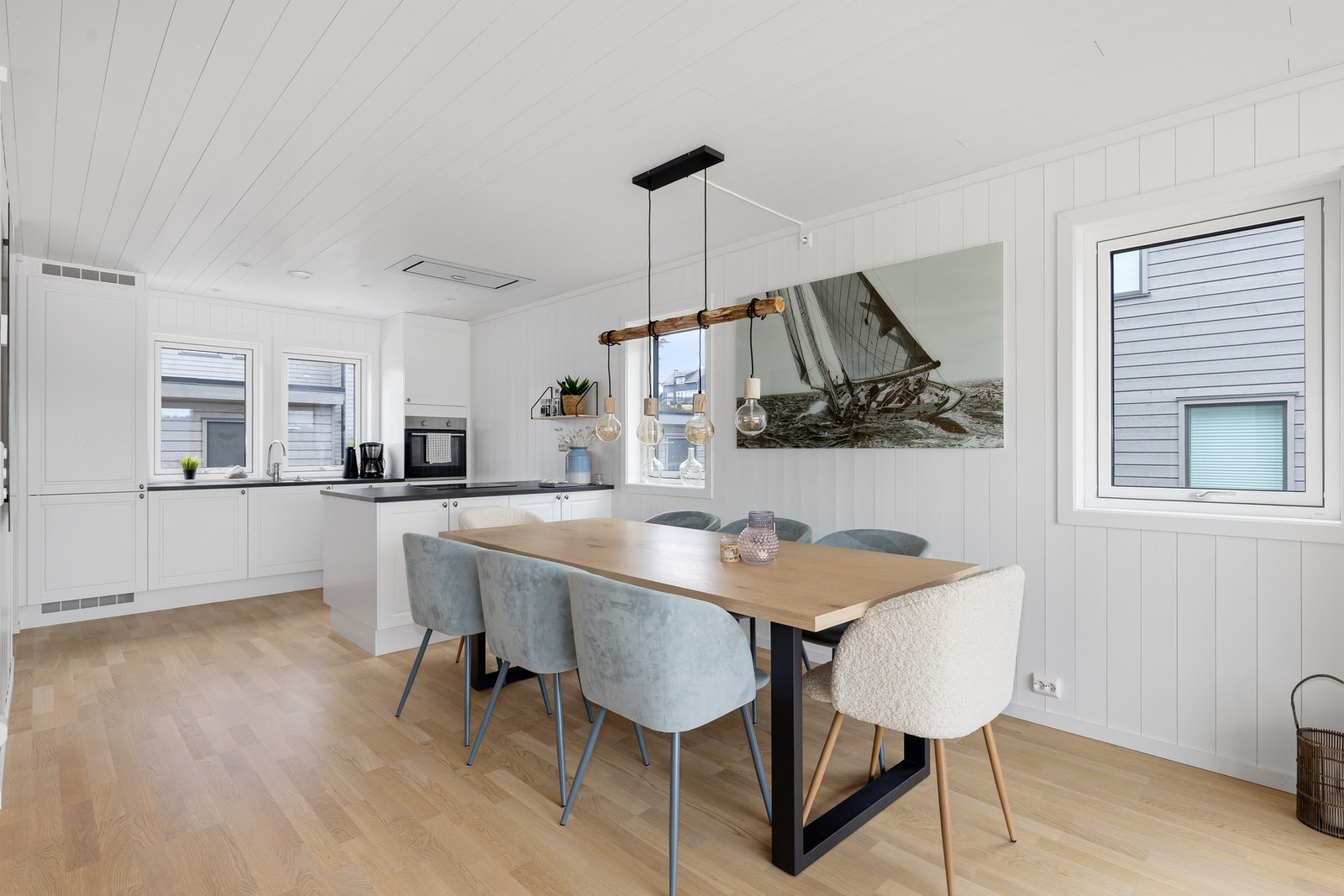 Den åpne planløsningen gir fleksible møbleringsmuligheter og rom for både sofagruppe og spiseplass. Galleribilde