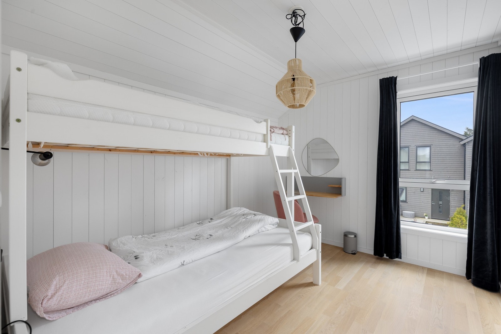 Overflatene består av parkett på gulv og lyse, malte panelvegger som gir en rolig og harmonisk atmosfære. Galleribilde