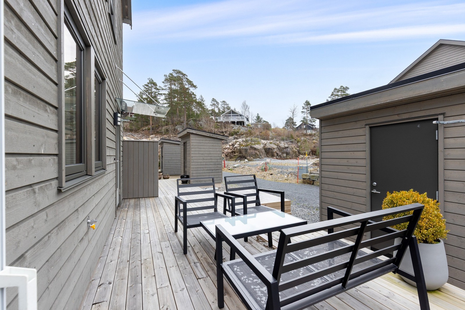 Ved ankomst ønskes du velkommen av en solrik platting på hyttas fremside, med god plass til utemøbler og fine soner for avslapning. Galleribilde