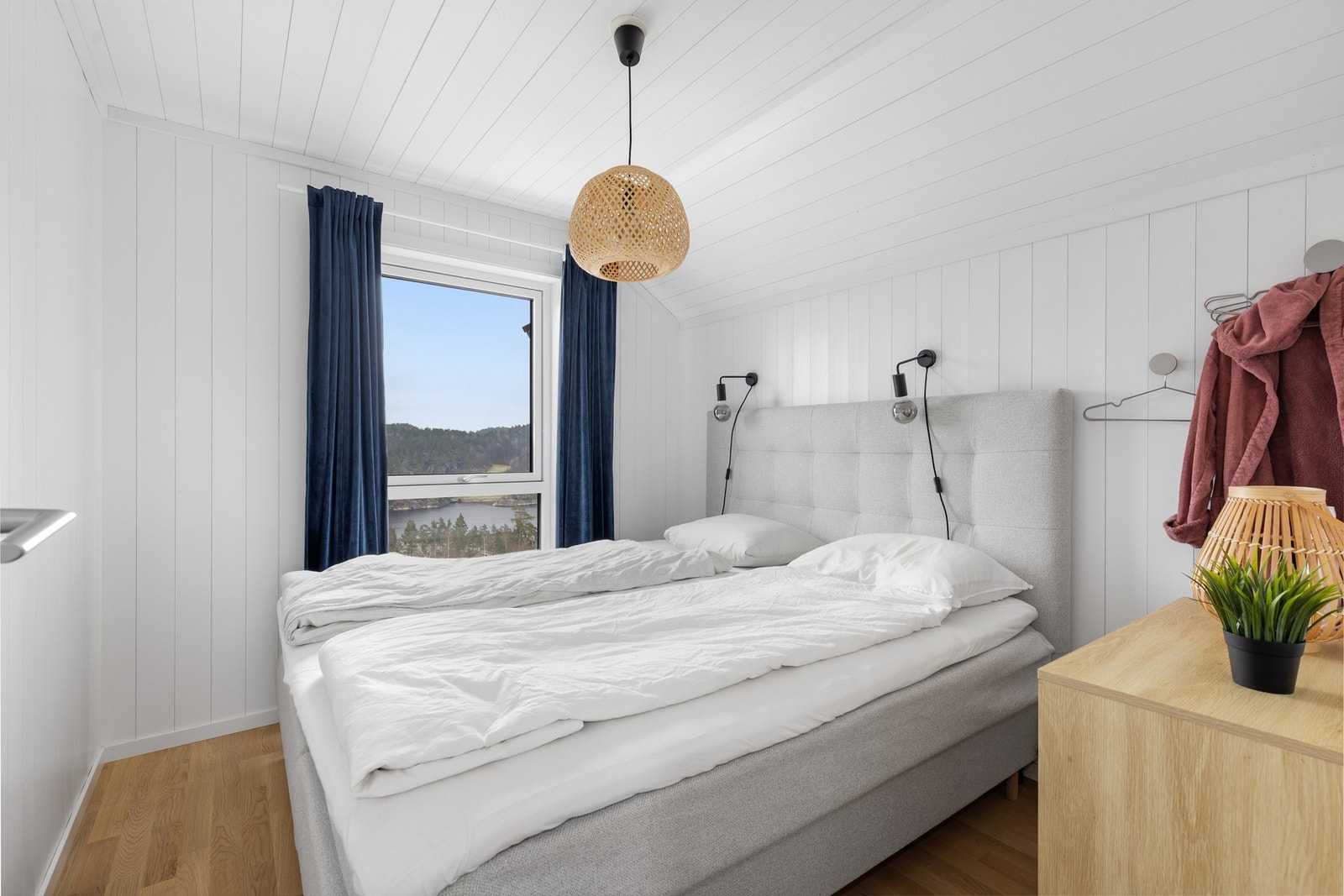 Rommene er av gode størrelser og gir plass til både seng og oppbevaringsløsninger, noe som gjør hytta godt egnet for familie og gjester. Galleribilde