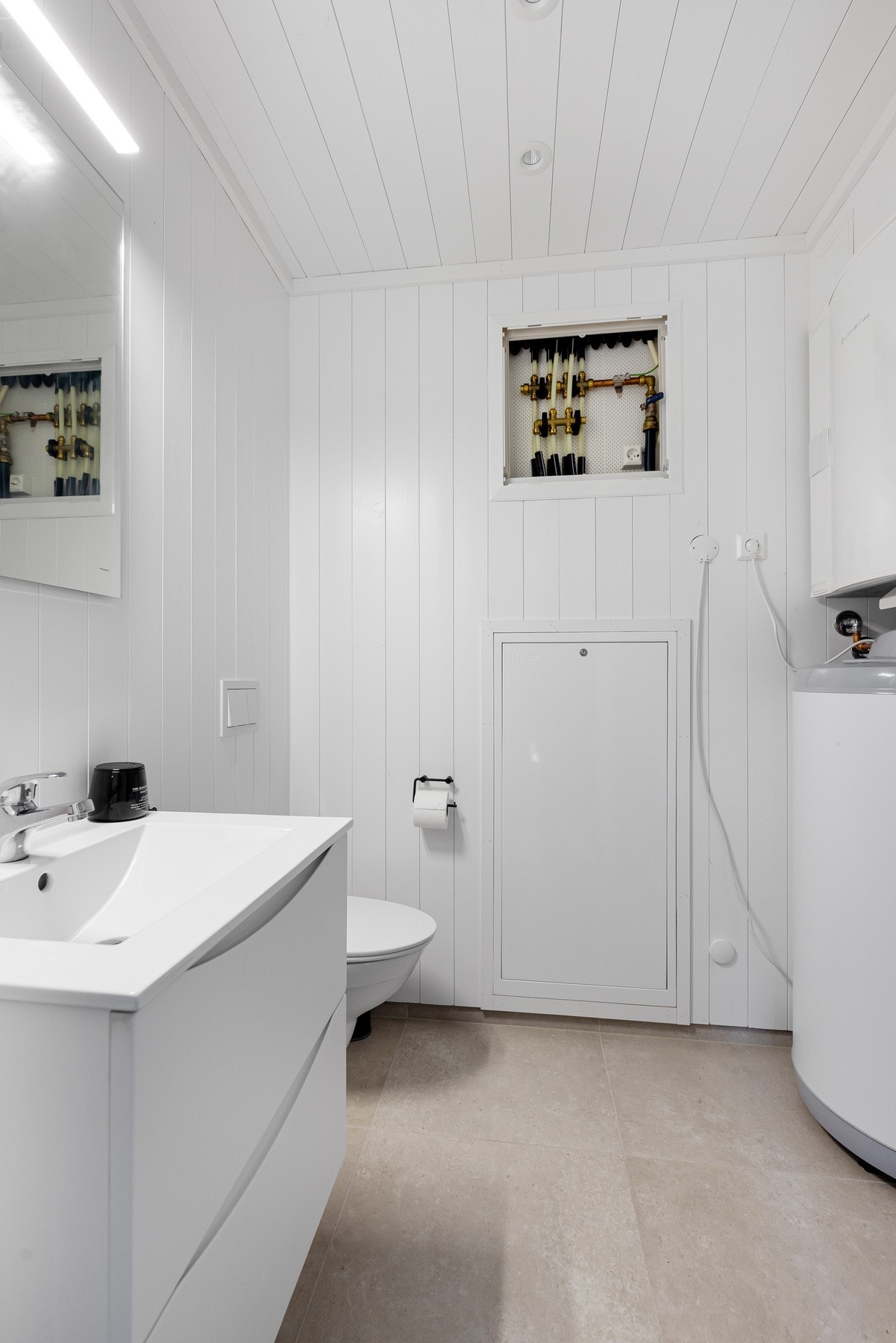 Hytta har i tillegg et separat WC-rom kombinert med teknisk rom i første etasje. Galleribilde