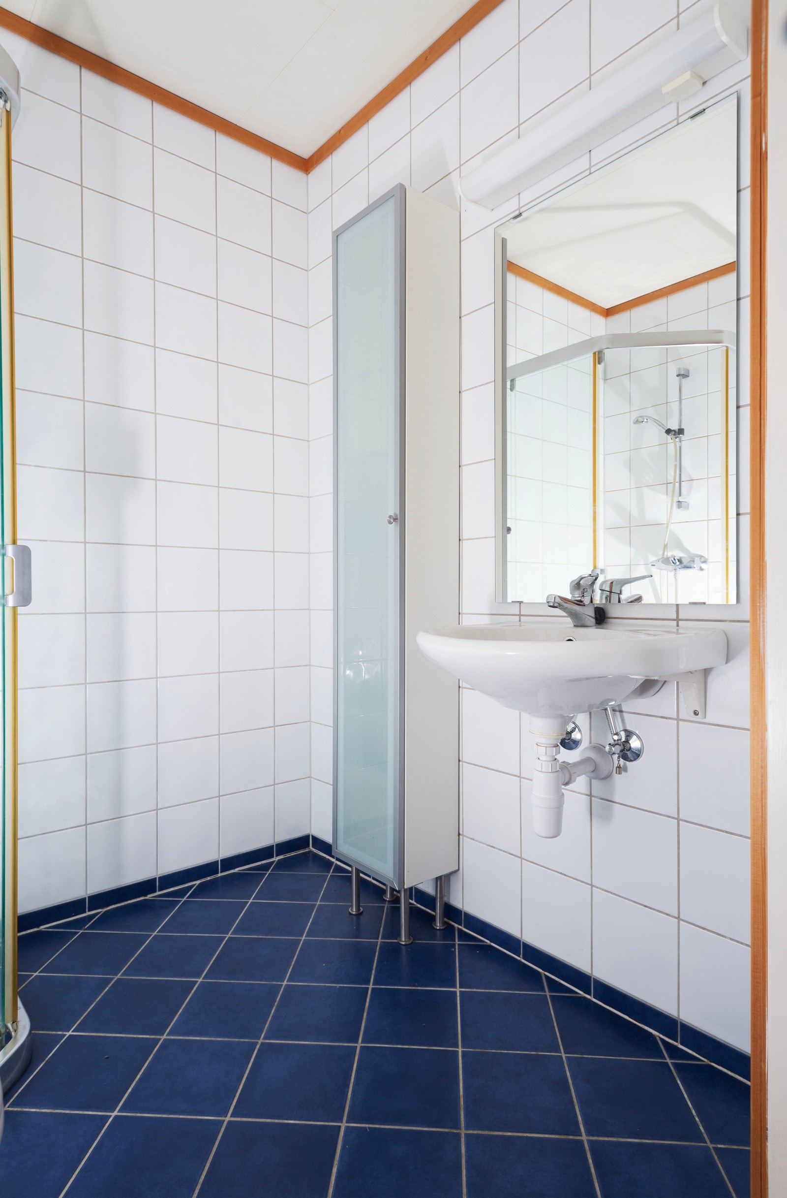 Stilrent bad med wc, dusj og servant Galleribilde
