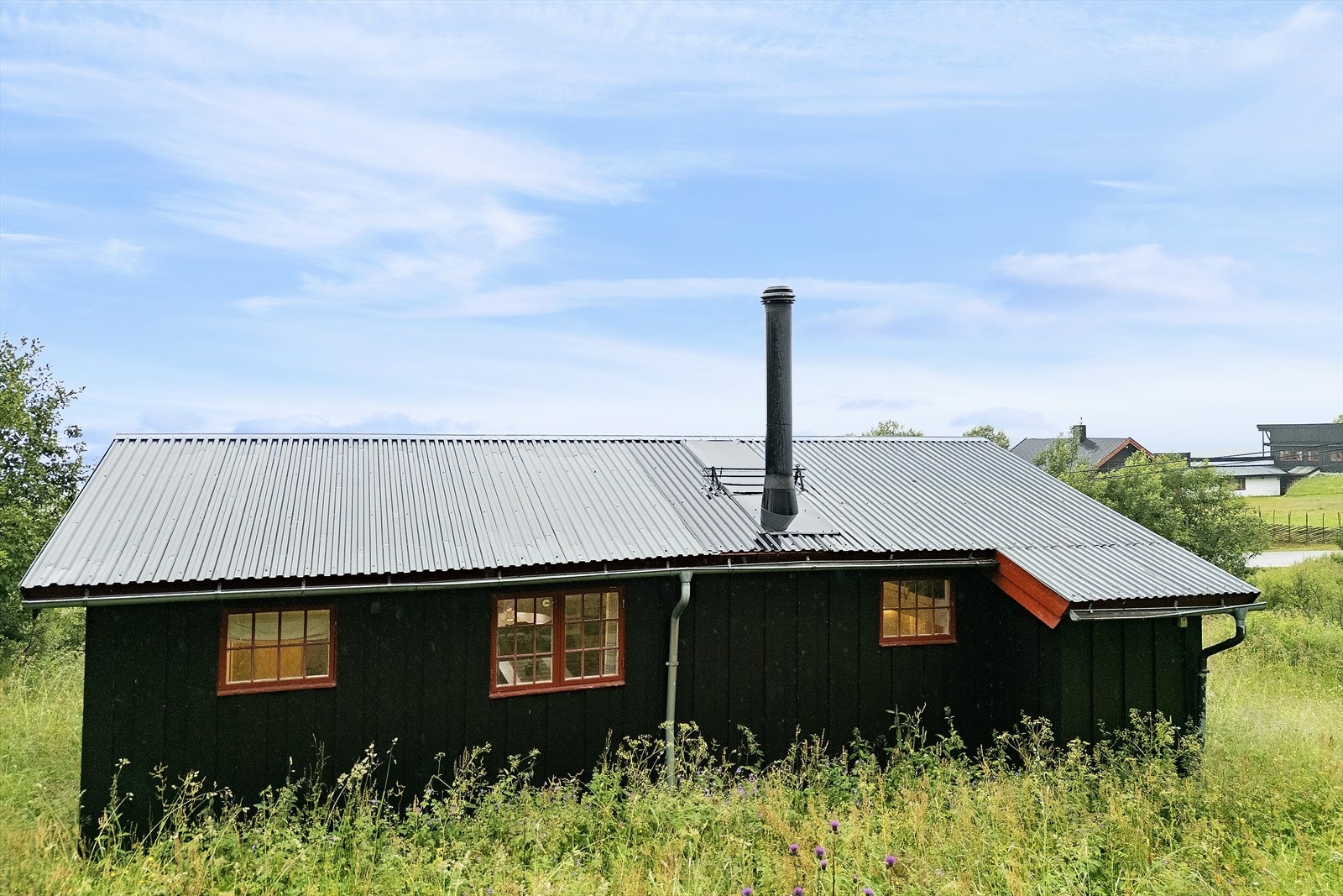 Frittliggende hytte på området. Galleribilde