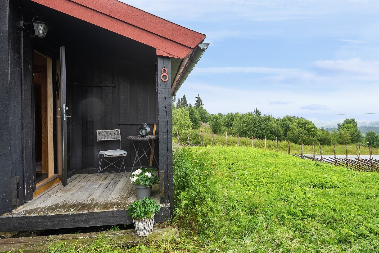 Hytte 8 med overbygget inngangsparti. Galleribilde