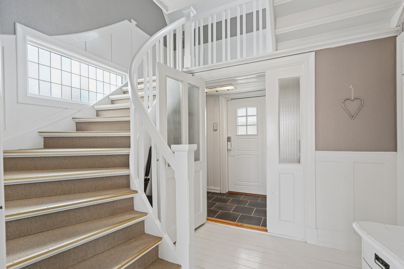 Lys og hyggelig entré og gang med plass for garderobe- og opphengsløsninger. Galleribilde