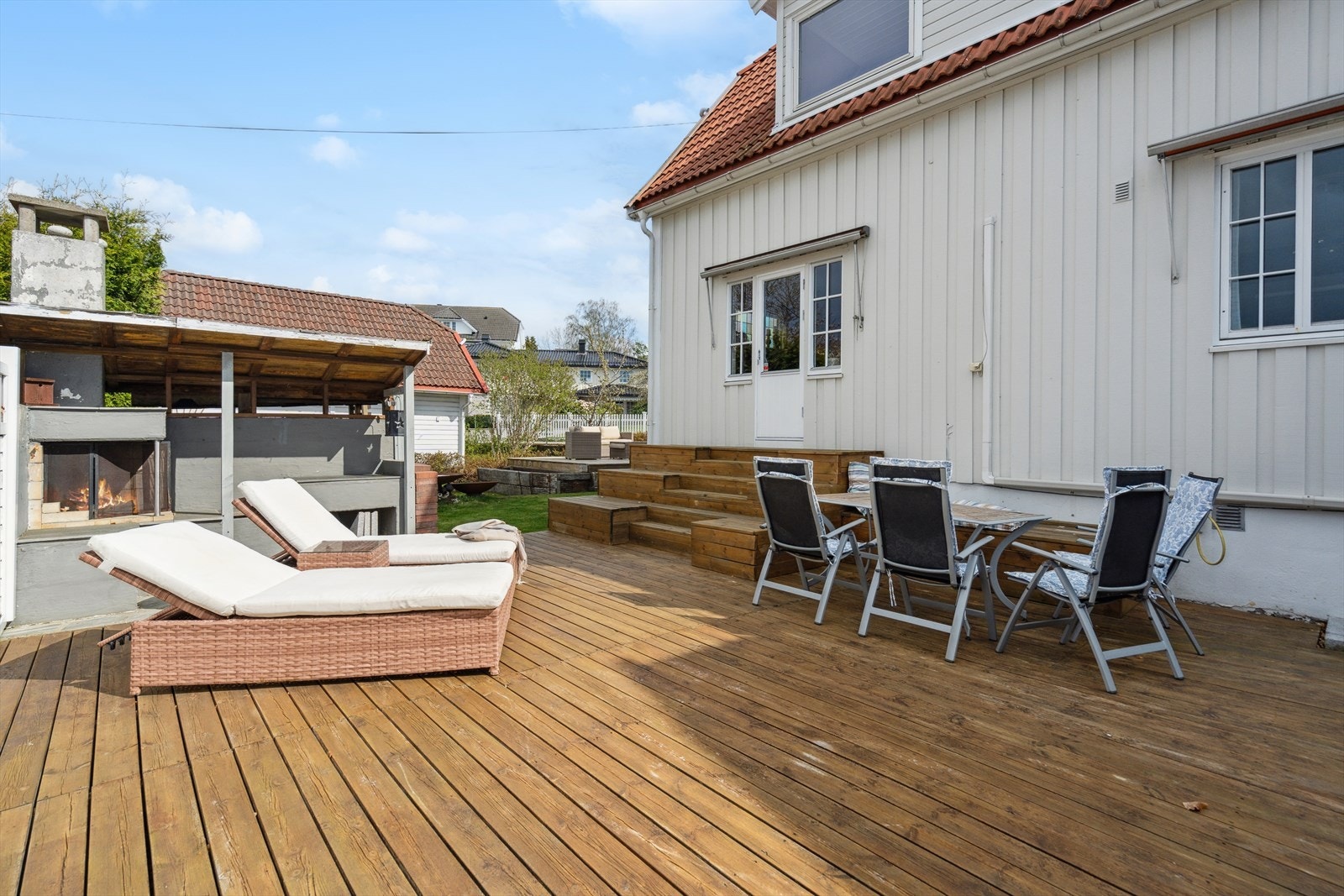 Videre utgang til stor terrasse fra stue. Her er det rikelig med plass for utemøblement, grill og annet en måtte ønske. Galleribilde